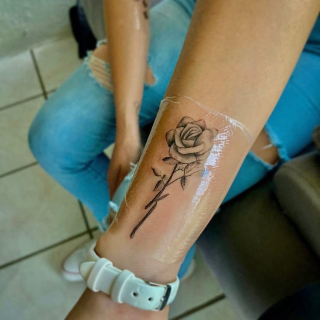 tattoo femenino pequeno rosa 71