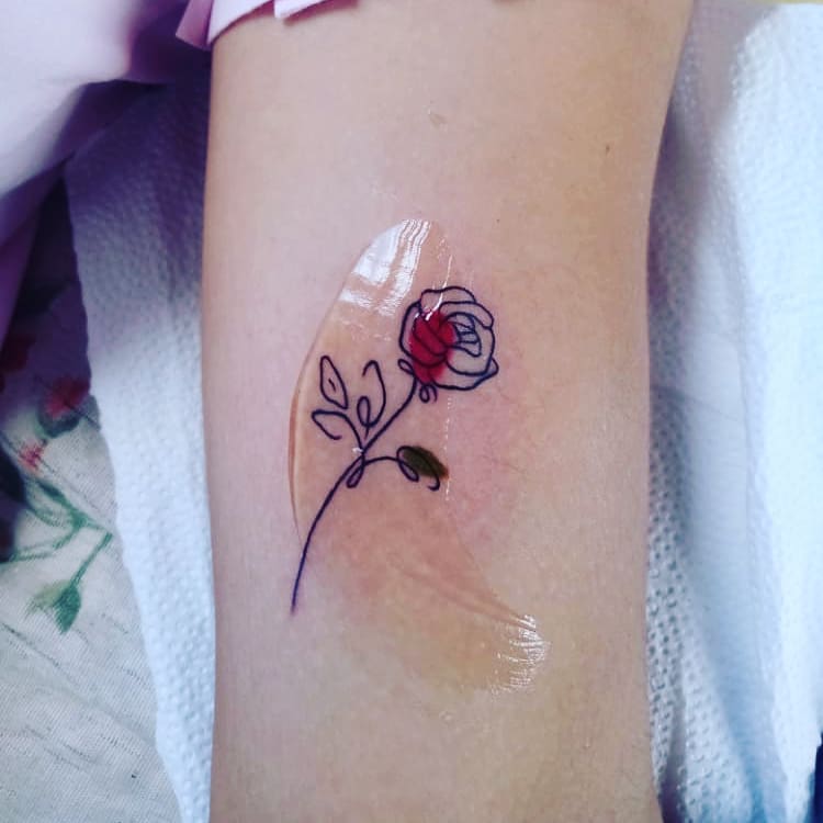 tattoo femenino pequeno rosa 73