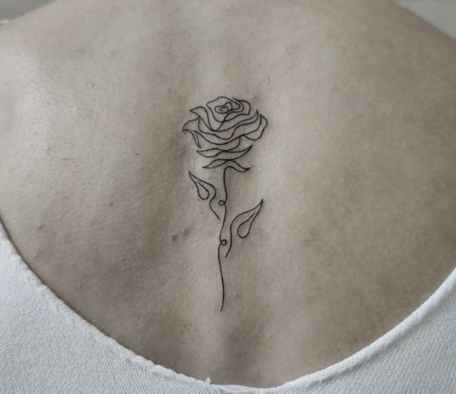 tattoo femenino pequeno rosa 74