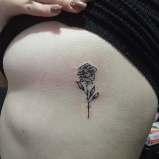 tattoo femenino pequeno rosa 78