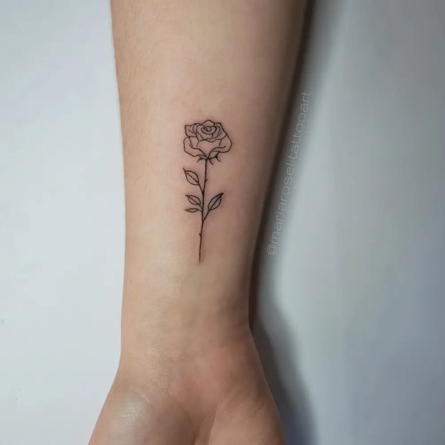 tattoo femenino pequeno rosa 79