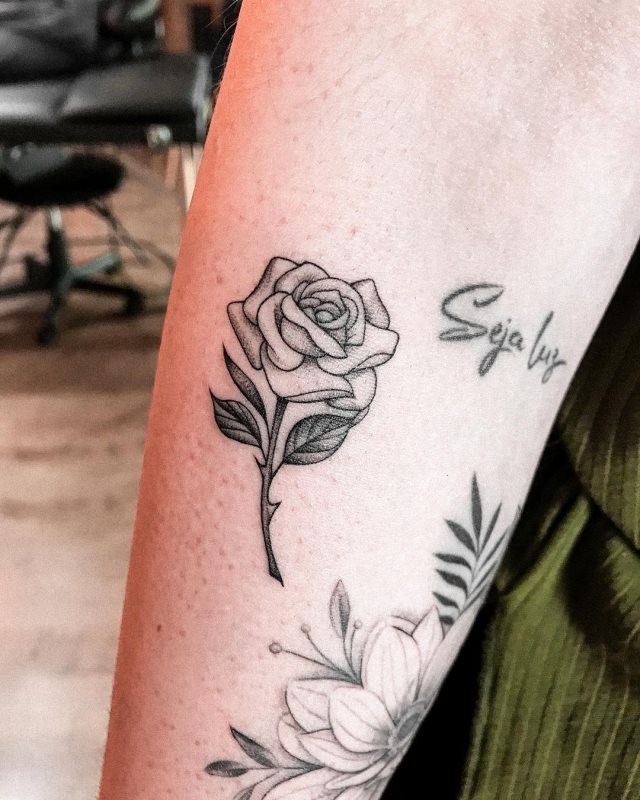 tattoo femenino pequeno rosa 80