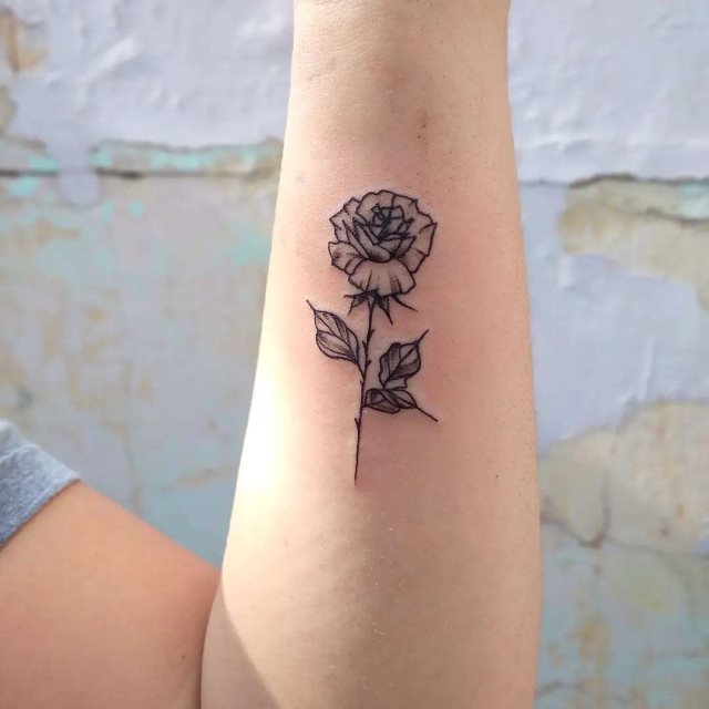 tattoo femenino pequeno rosa 81