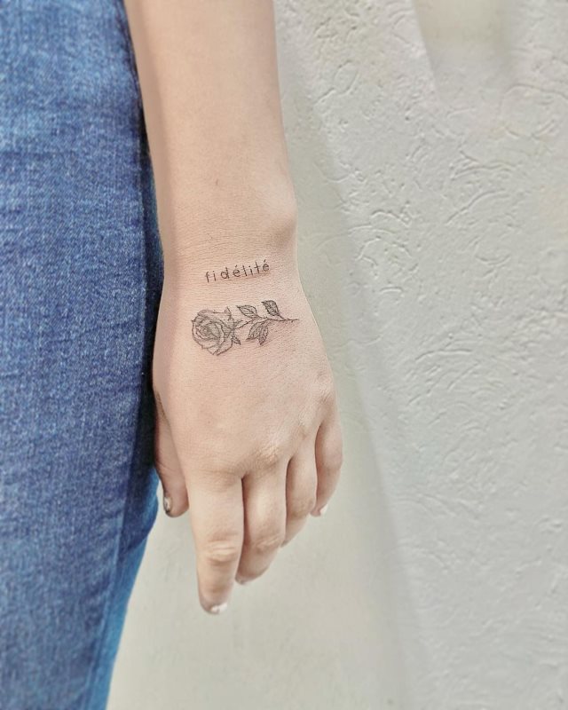 tattoo femenino pequeno rosa 83
