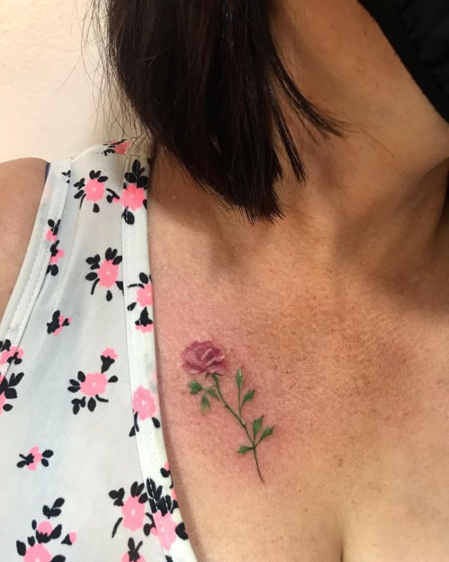 tattoo femenino pequeno rosa 84