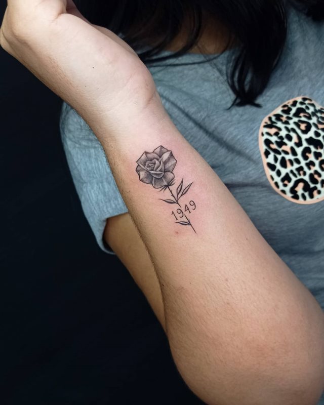 tattoo femenino pequeno rosa 86