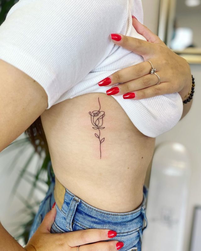 tattoo femenino pequeno rosa 87
