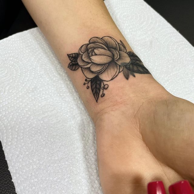 tattoo femenino pequeno rosa 88