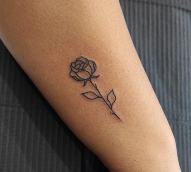 tattoo femenino pequeno rosa 89