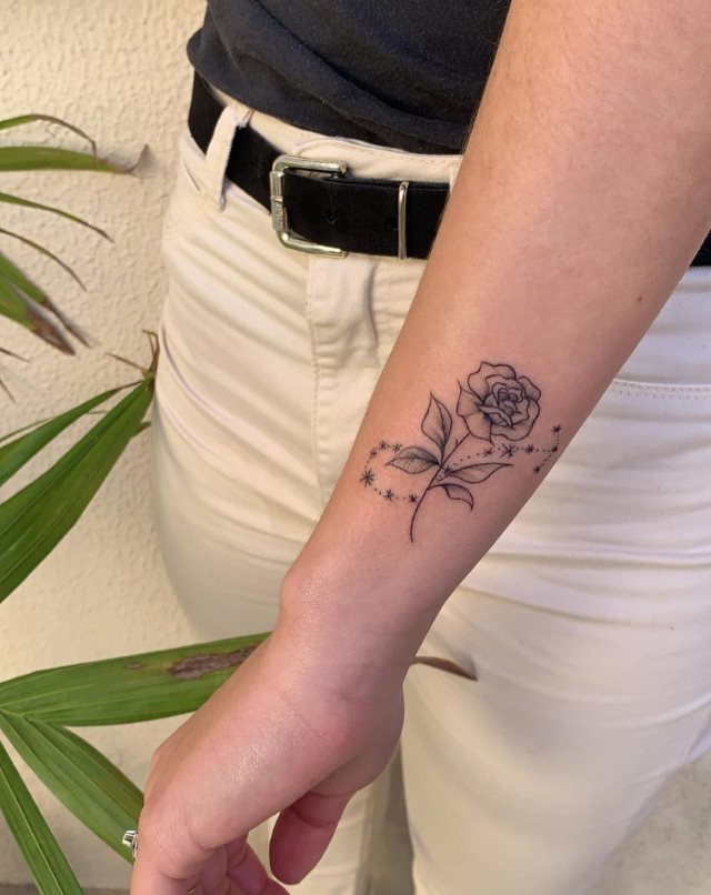 tattoo femenino pequeno rosa 90