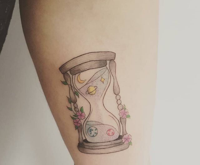 tattoo femenino reloj de arena 11