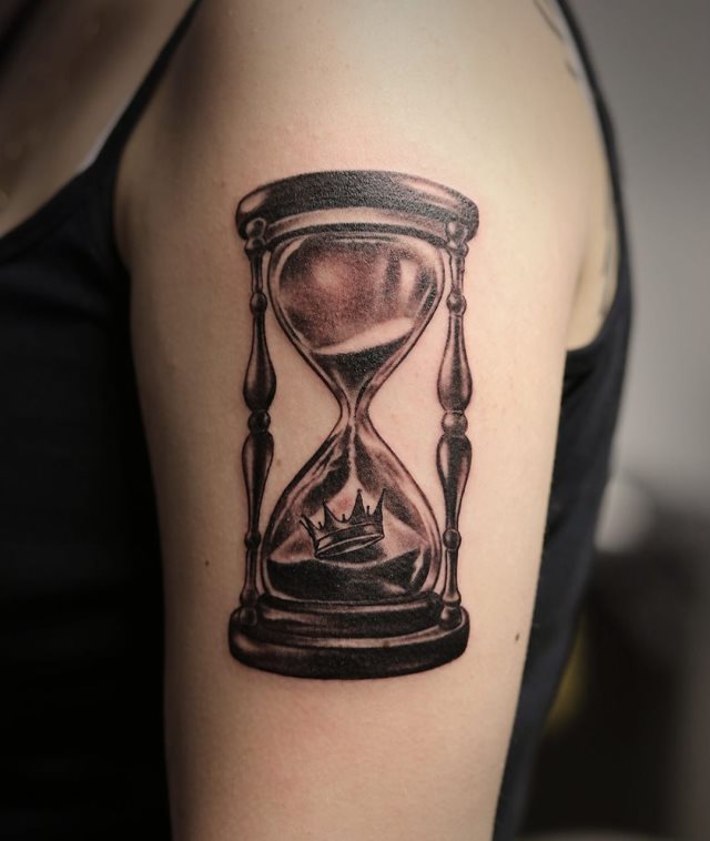 tattoo femenino reloj de arena 12