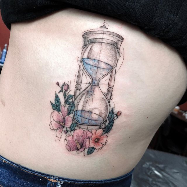 tattoo femenino reloj de arena 14