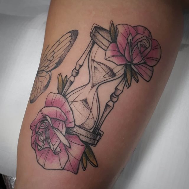 tattoo femenino reloj de arena 15