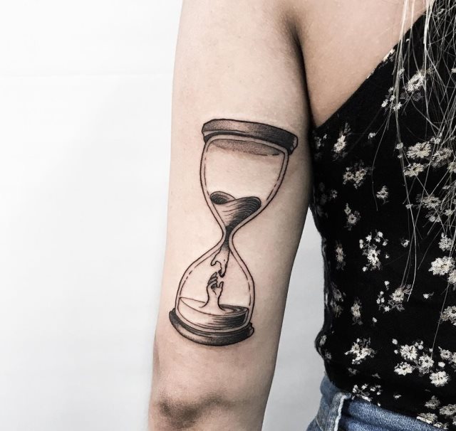 tattoo femenino reloj de arena 17