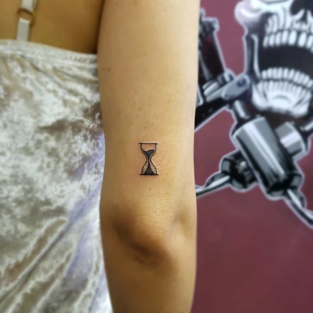 tattoo femenino reloj de arena 18