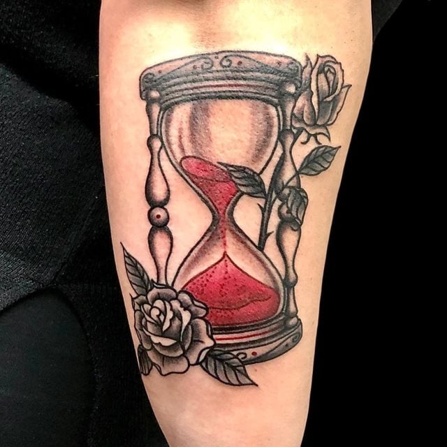 tattoo femenino reloj de arena 21