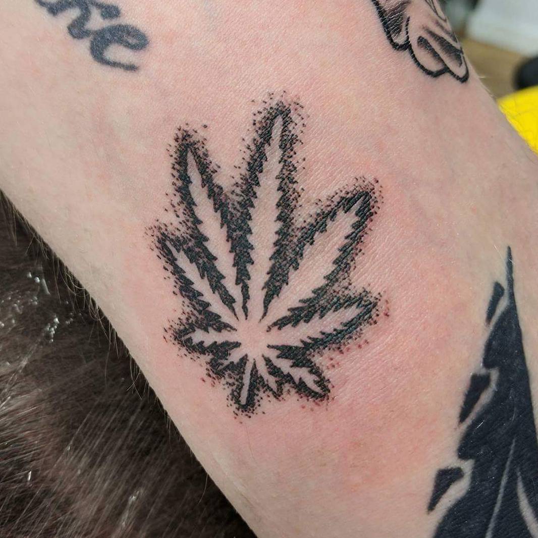 tatuaje cannabis148