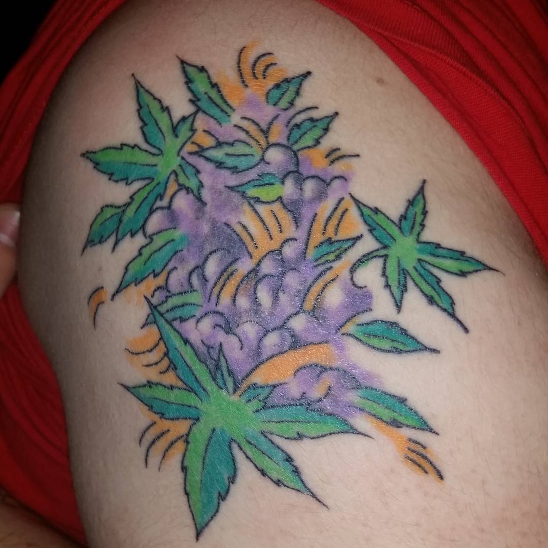 tatuaje cannabis328