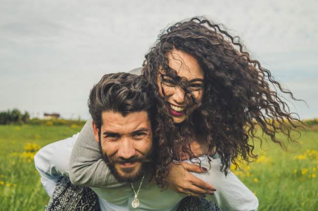 Los 3 signos que siempre contagian su felicidad a los demás