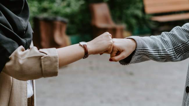 pareja dandose la mano 101