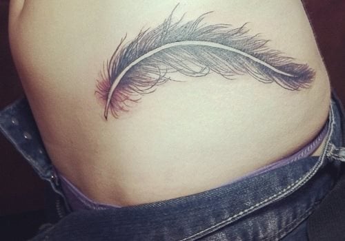 33 Tatuajes no muy grandes en la pelvis