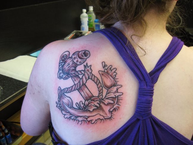 ¿Qué simboliza un ancla en un tatuaje?