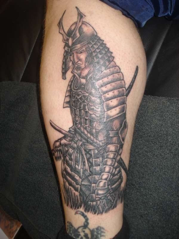 Tatuaje de un guerrero en la pierna