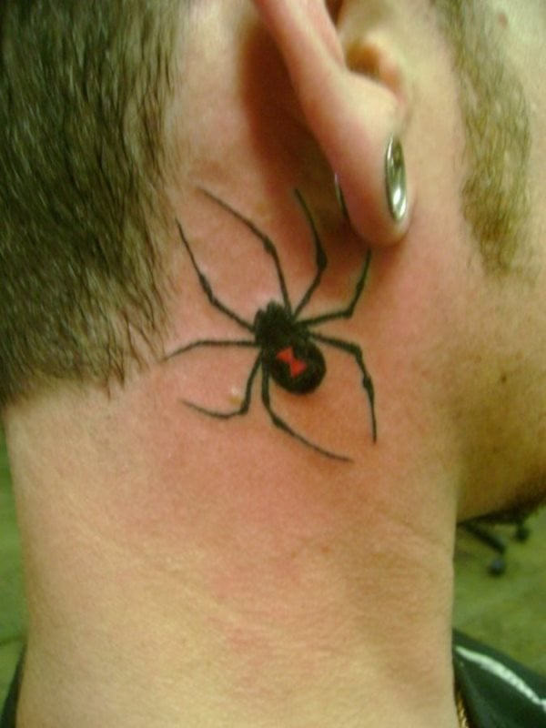 Tatuaje de una araña con un símbolo rojo en el centro, como podemos observa el símbolo es un doble triángulo en rojo que ya hemos visto en otros diseños de tatuajes de araña, por lo que seguro tiene un significado para estas personas