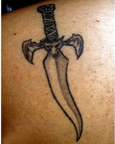 Pequeo y simple diseo de una espada tatuada en la espalda
