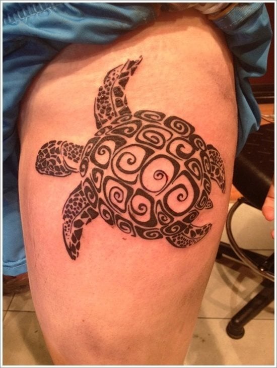 Excelente diseo de una tortuga hecha de espirales y tatuada en el muslo