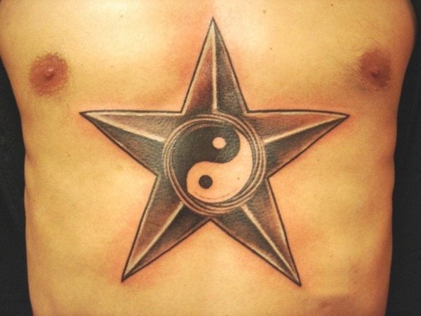 Tatuaje del símbolo del yin yang sobre una estrella de cinco puntas tatuado sobre el pecho, como ya sabréis este es un símbolo del taoísmo que expone la dualidad de todo lo existente en el universo, del bien y del mal y de que siempre en todo lo bueno hay algo malo y en todo lo malo hay algo bueno