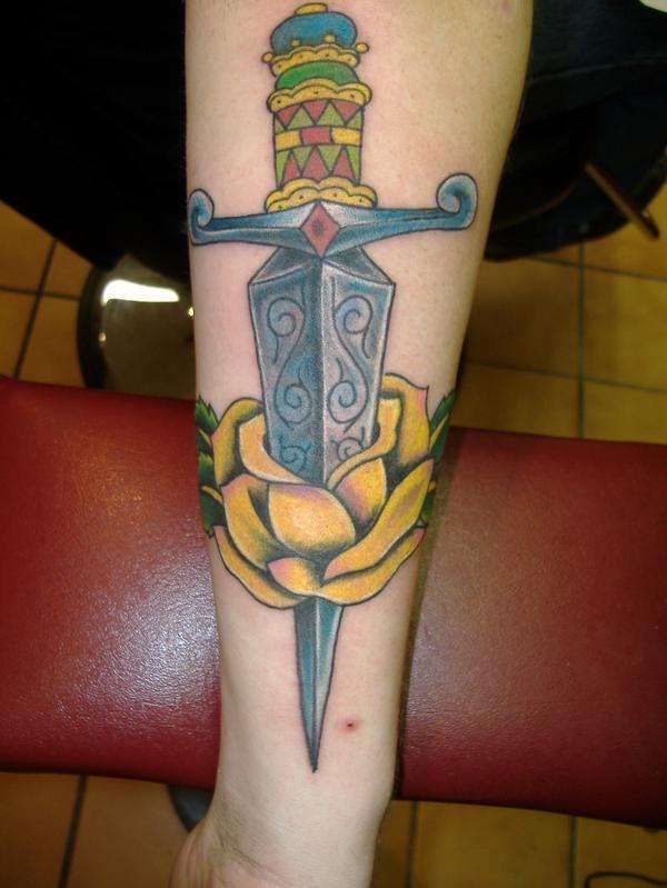En esta primera imagen de la galera, podemos ver como esta persona se ha tatuado una daga en la pierna