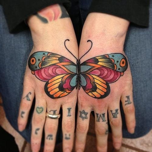 Magnfico diseo de una mariposa compuesto por las dos manos