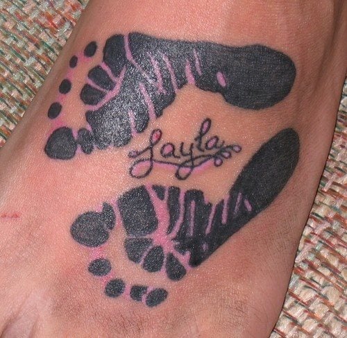 Tatuaje de huellas de los pies, sobre otro pie