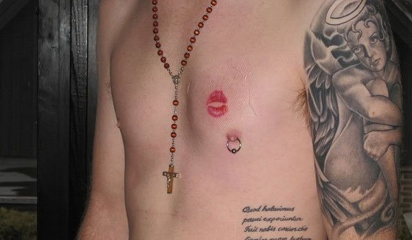 Curiosa zona para tuarse unos labios, auqnue respecto al tatuaje tiene un buen resultado, ya que parece natural