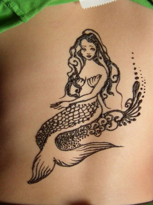 Original dieo con henna de una sirena sentada