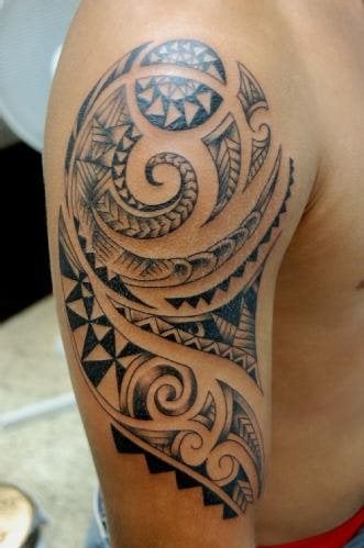 Diseo maori en el hombro y parte del brazo de este joven