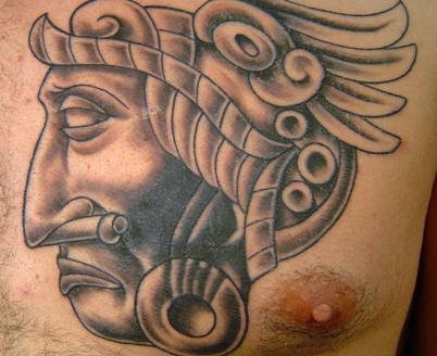 Esta primera imagen de la coleccin es un tatuaje azteca bastante tatuado en el pecho de un hombre