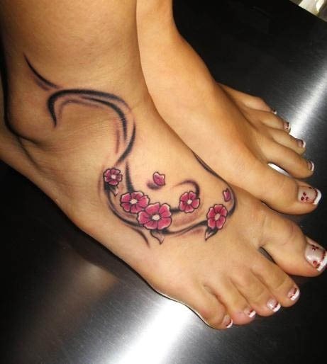 Aqu un bonito ramillete de flores de cerezo ocupando el empeine del pie y parte del tobillo
