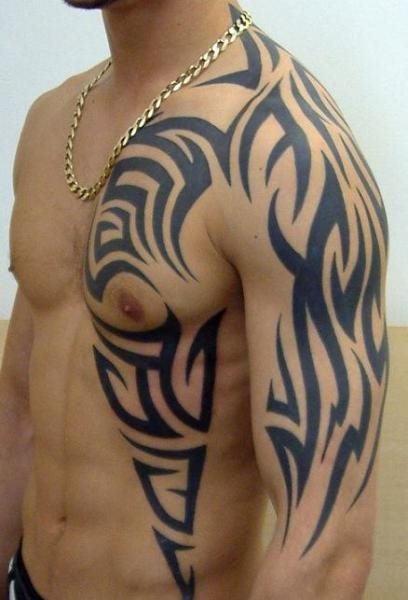 Diseo tribal de gruesas lneas sobre el pecho y el brazo