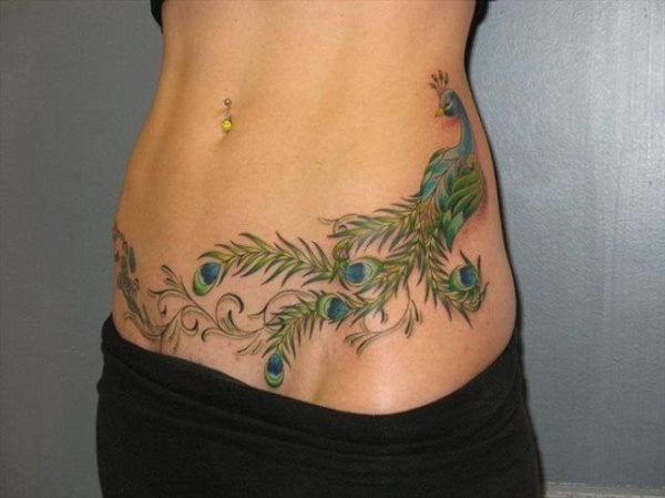 Magnifico tatuaje en la parte izquierda del abdomen