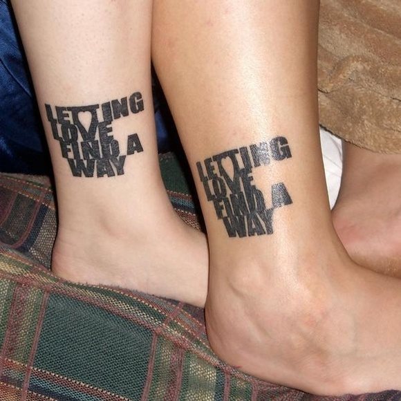 Tatuaje de frase en el tobillo, en la que se puede aprecier la frase Letting love find a way, un tatuaje muy bonito para parejas, que en esta ocasión tiene una tipografía muy original y las letras forman un disimulado corazón que le da un toque de genialidad a este tattoo