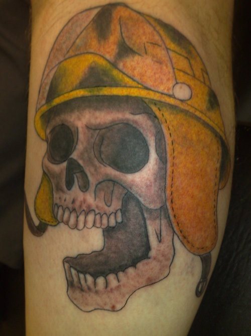 Diseo de una calavera con un sombrero de un bombero