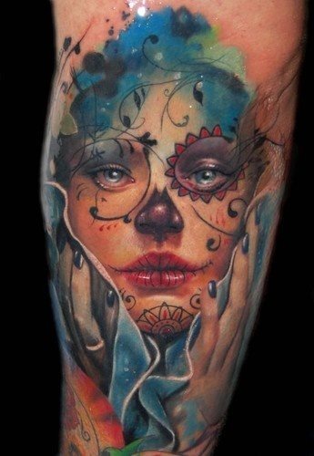 Tatuaje con el rostro de una mujer con diversos adornos