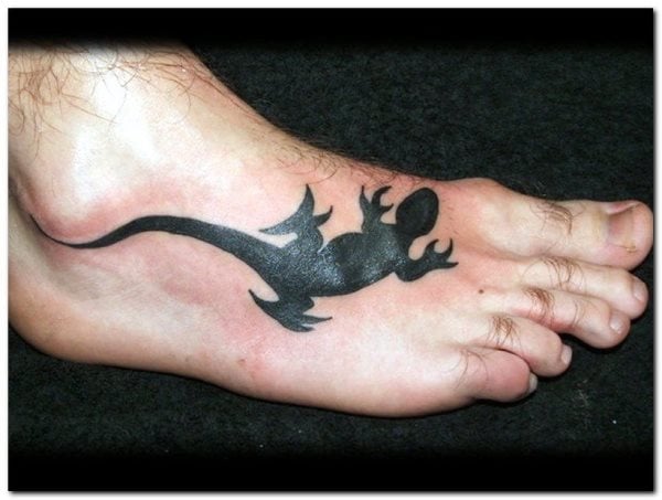 Diseo de lo que parece una salamandra en tono negro, por lo que el objetivo del tatuaje es nicamente mostrar una figura de este animal