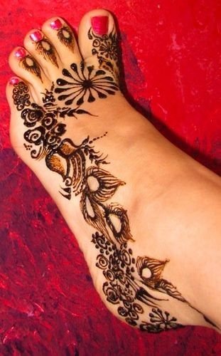 Diseo de henna en el pie y los dedos del mismo, con diferentes motivos y trazados