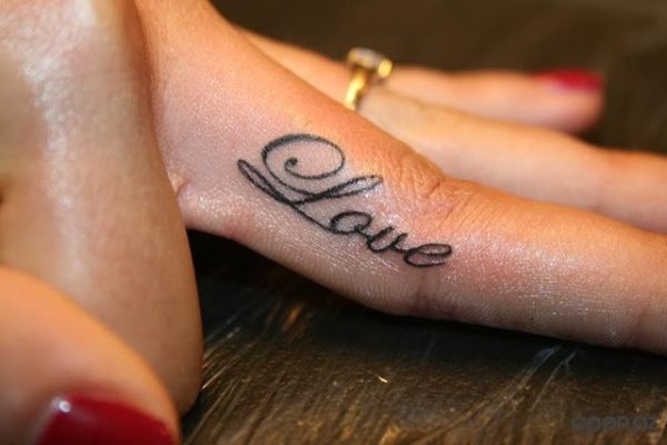 Como primer tatuaje de la galera tenemos la palabra 