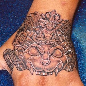 Diseo azteca en la mano