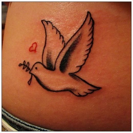 En este caso nos encontramos con un secillo tatuaje de un smbolo ms que conocido por todos: la paloma de la paz, que porta una rama de olivo, como es habitual